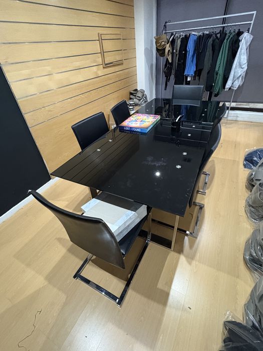 Mesa de vidro preta + cadeiras