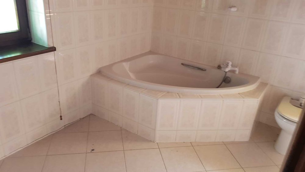 Dom do zamieszkania i prowadzenia działalności.