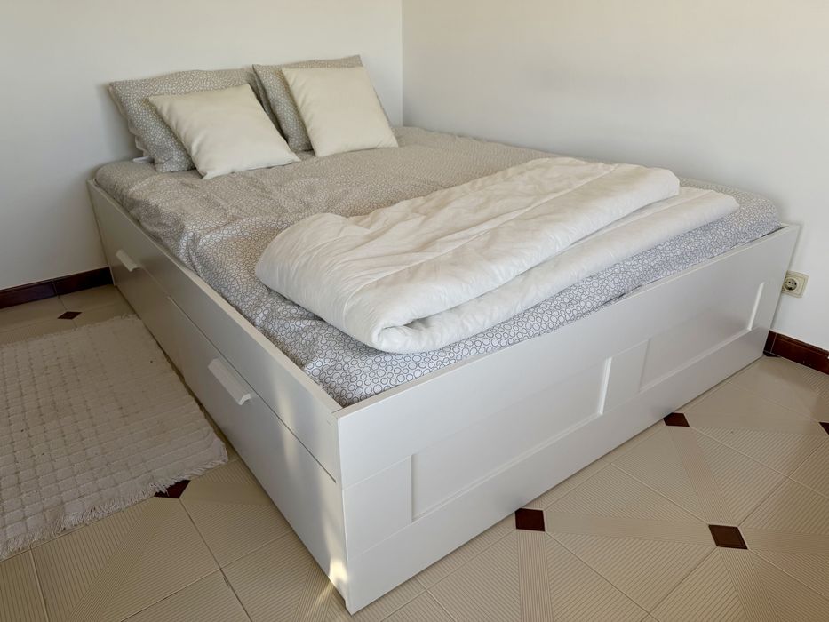 Moveis em mogno, cama de casal.