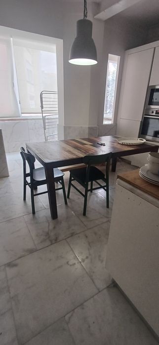 Mesa de jantar/cozinha área antiga com duas cadeiras verdes e banco corrido