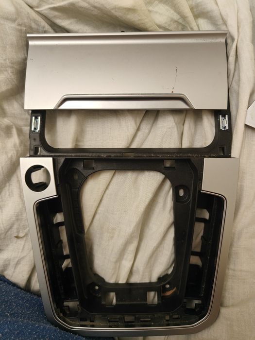 Декор центральної консолі Passat B8