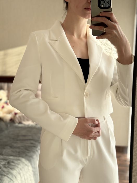 Костюм жіночий з вкороченим жакетом