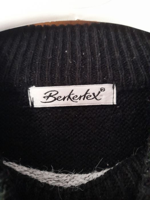 Sweter damski z haftem