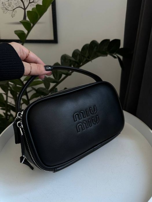 Трендова жіноча сумка з люкс-фурнітурою та зручними відділеннями