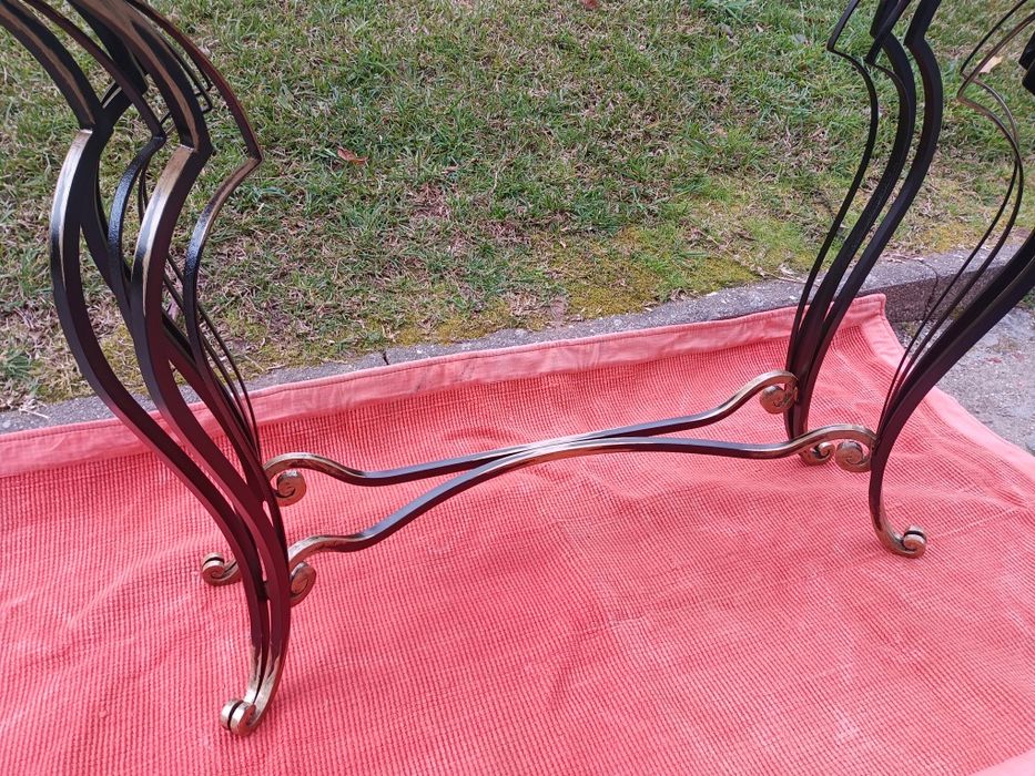 Belíssima mesa de apoio estilo vintage, estrutura em ferro fundido, tampo em vidro grés.
Medidas: 120/45/75cm altura
