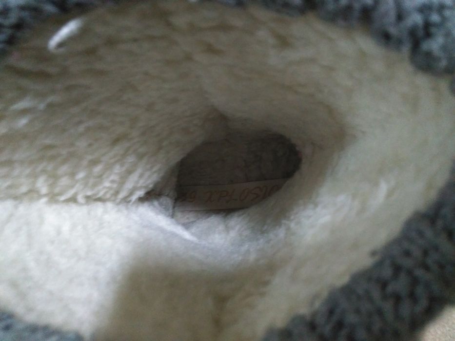 Botas com pêlo interior e efeito meia no exterior. Cinza tam 39