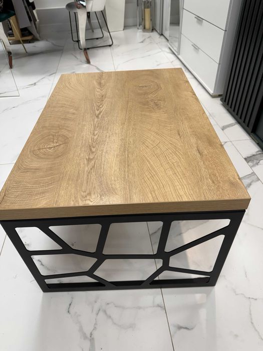 Stolik kawowy drewniany na metalowej czarnej nodze