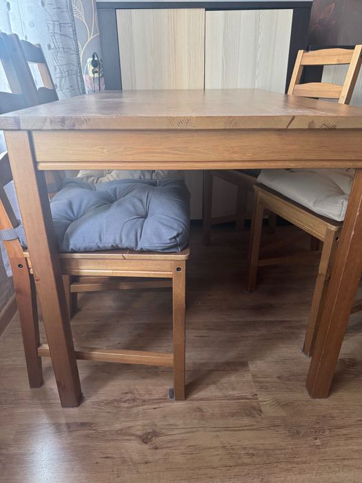 Stół Ikea z krzesłami