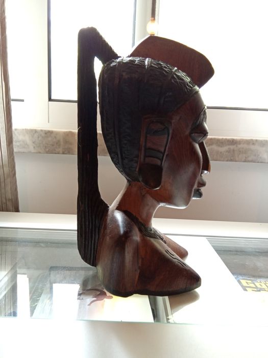 Escultura decoracao/ suporte livrosmadeira maciça.