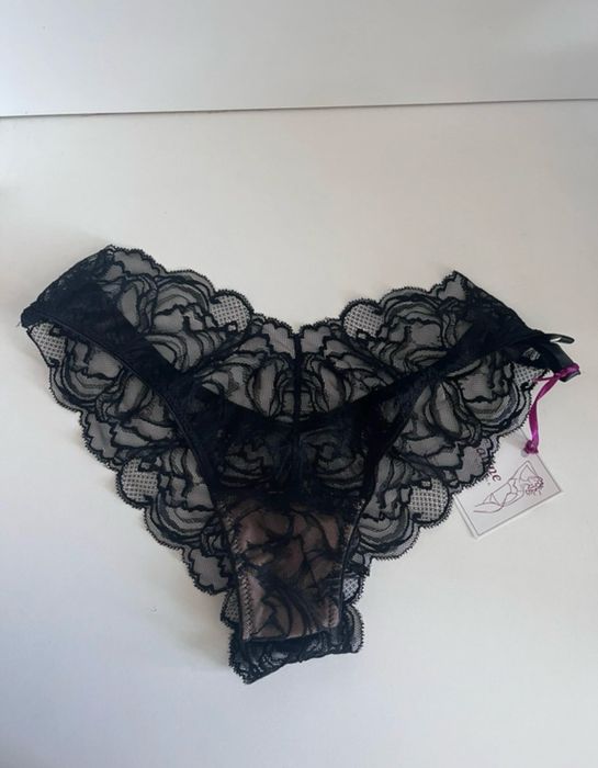 Nowe czarne koronkowe figi stringi Kinga