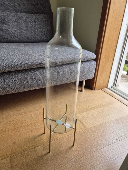 Jarra decorativa em vidro com pedestal