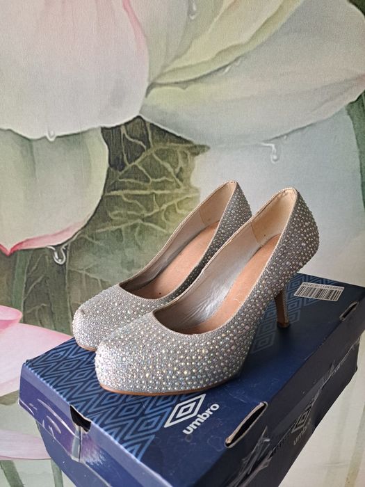 Błyszczące szpilki z cyrkoniami