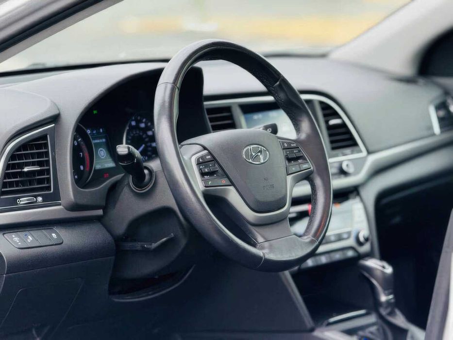 Hyundai Elantra Limited      2017