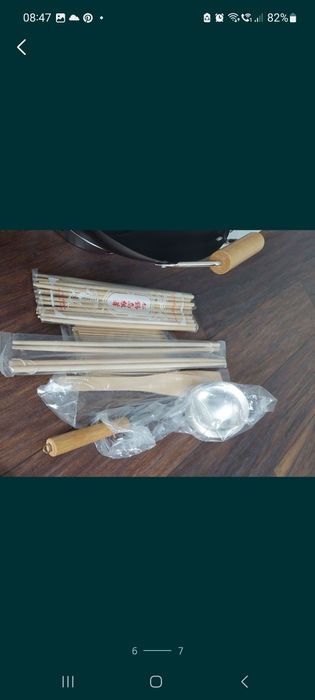 Wok chiński , zestaw z pałeczlami .przykrywką