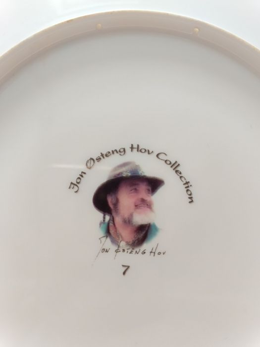 декоративна тарілка з зображенням ведмедя.