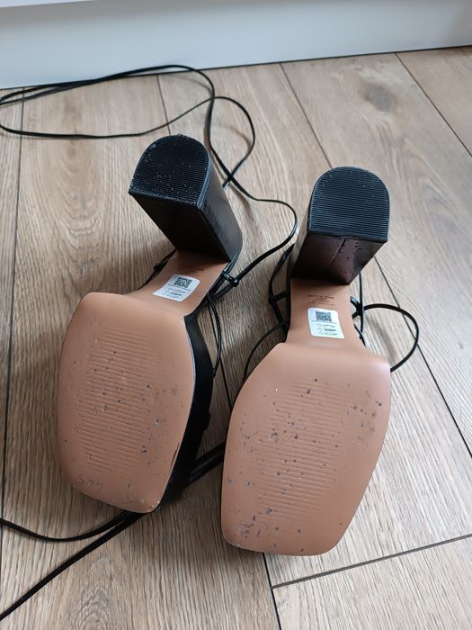 Czarne sandały na obcasie