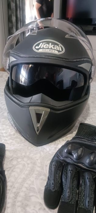 Capacete e luvas de motar