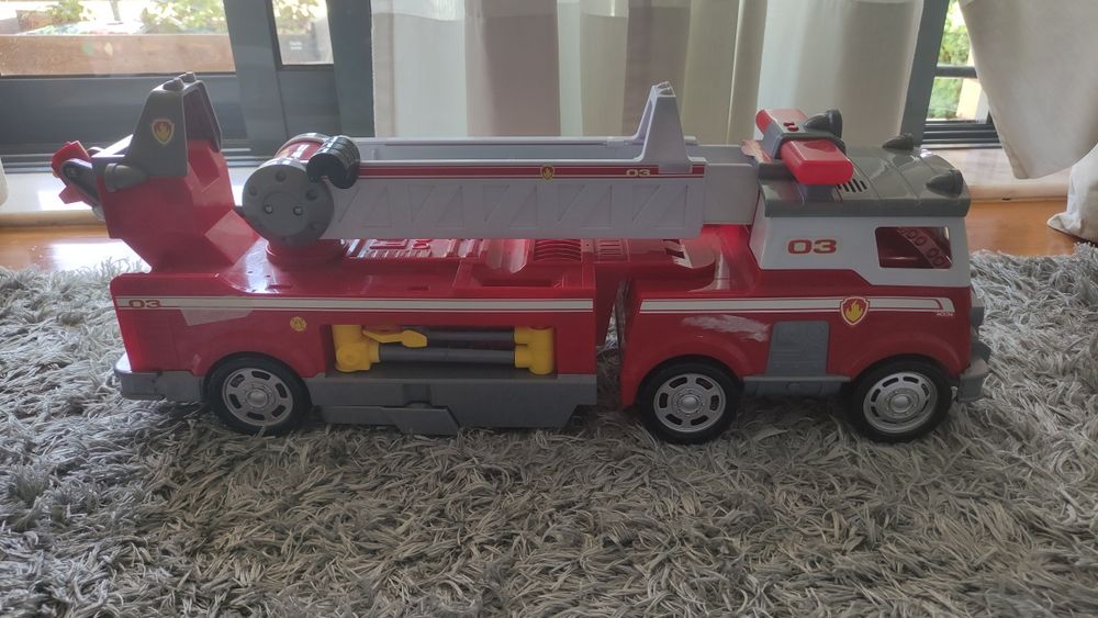 Camião dos bombeiros patrulha pata