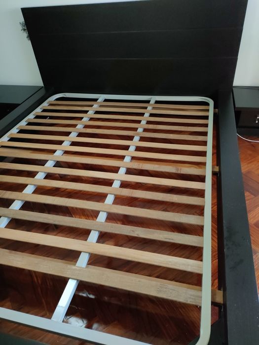 Cama casal com estrado e 2 mesas de cabeceira madeira maciça cor  weng