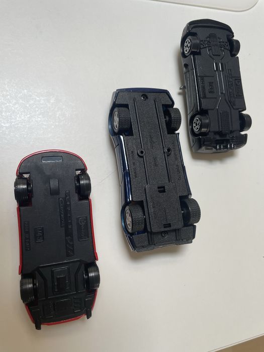 Três carros de coleção de metal