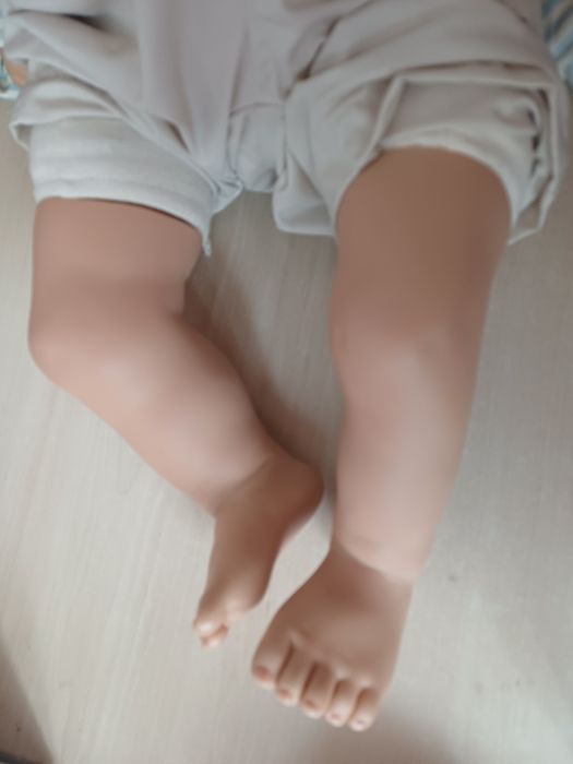 Lalka typu reborn chłopiec w ogrodniczkach
