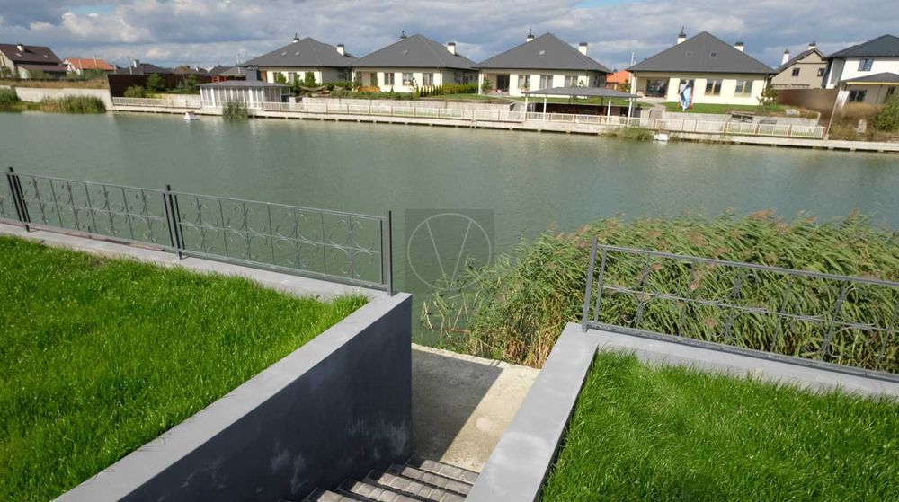 Продаю будинок 182 кв.м. з ремонтом та виходом на озеро, КМ Міжріччя