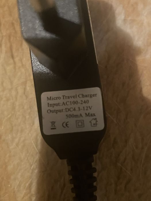 ładowarka podróżna (Micro Travel Charger) z kablem Micro USB.