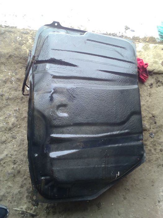 Продам Заднюю Левая дверь пружины Бак Задний бампер от toyota corolla