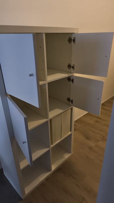 Armário / Estante branca KALLAX IKEA com portas – excelente estado