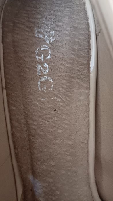 Buty kremowe,lakier, na platformie  r.38