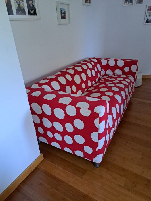 Sofá vermelho e branco 2 lugares