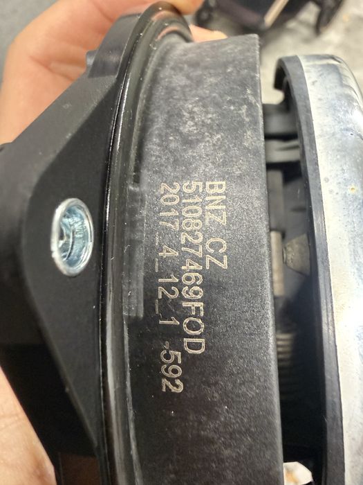 Zamek klamka klapy bagażnika emblemat VW Passat B8