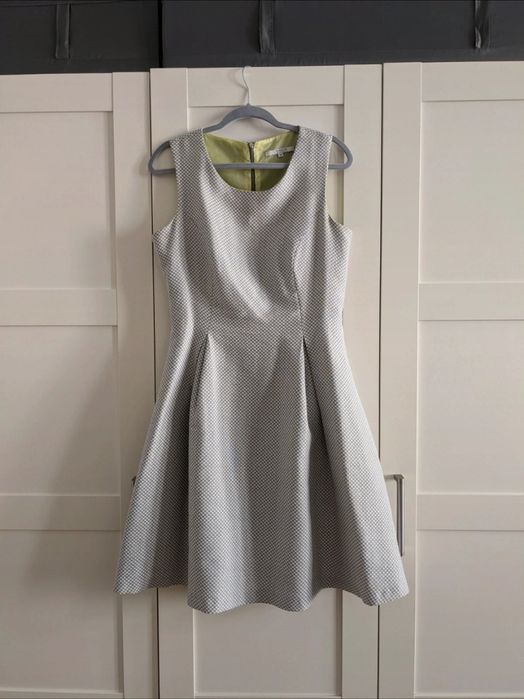 Sukienka w szarą karateczkę Reserved r.40