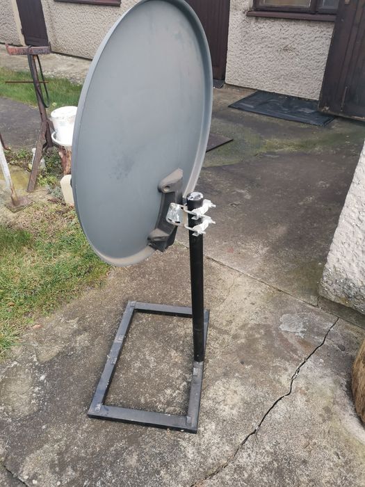 Mobilna antena satelitarna ze stojakiem