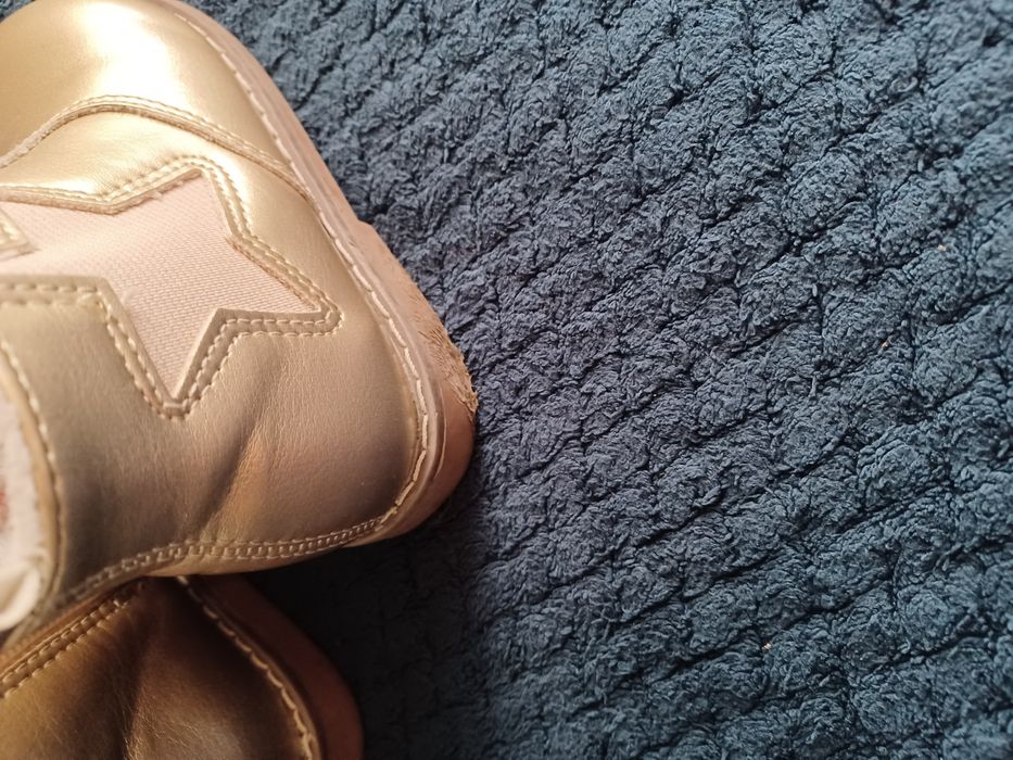 Zlote buciki dla dziewczynki.