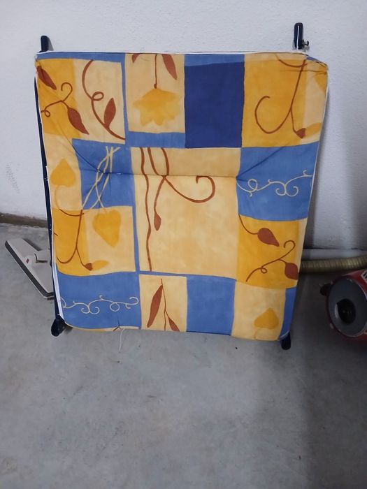 Divã  cor azul e amarelo