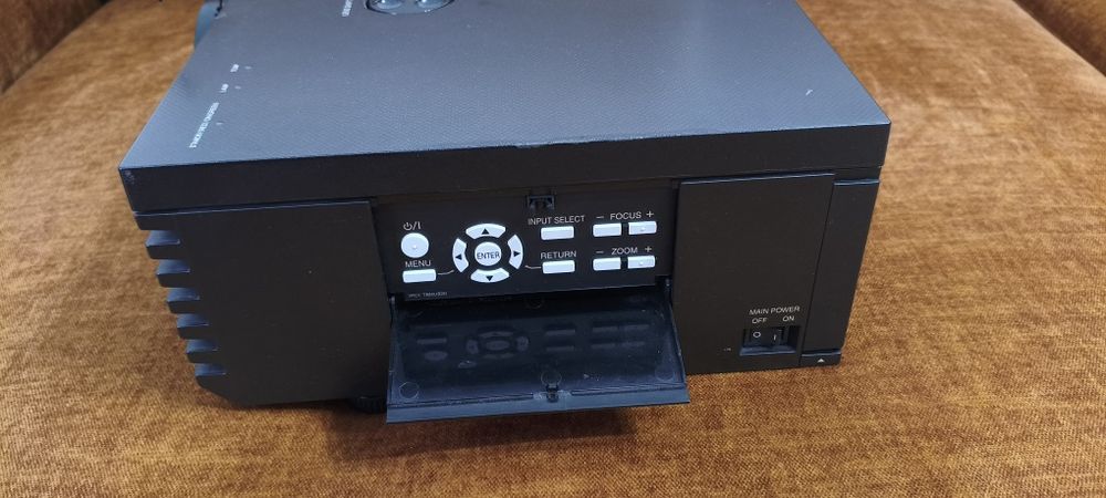 Projektor Panasonic PT‑AE2000E – Full HD do kina domowego