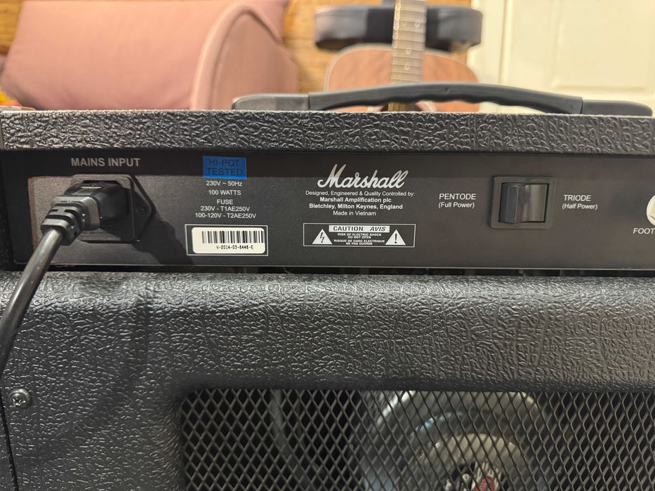 Продам ламповий комбопідсилювач Marshall DSL15C