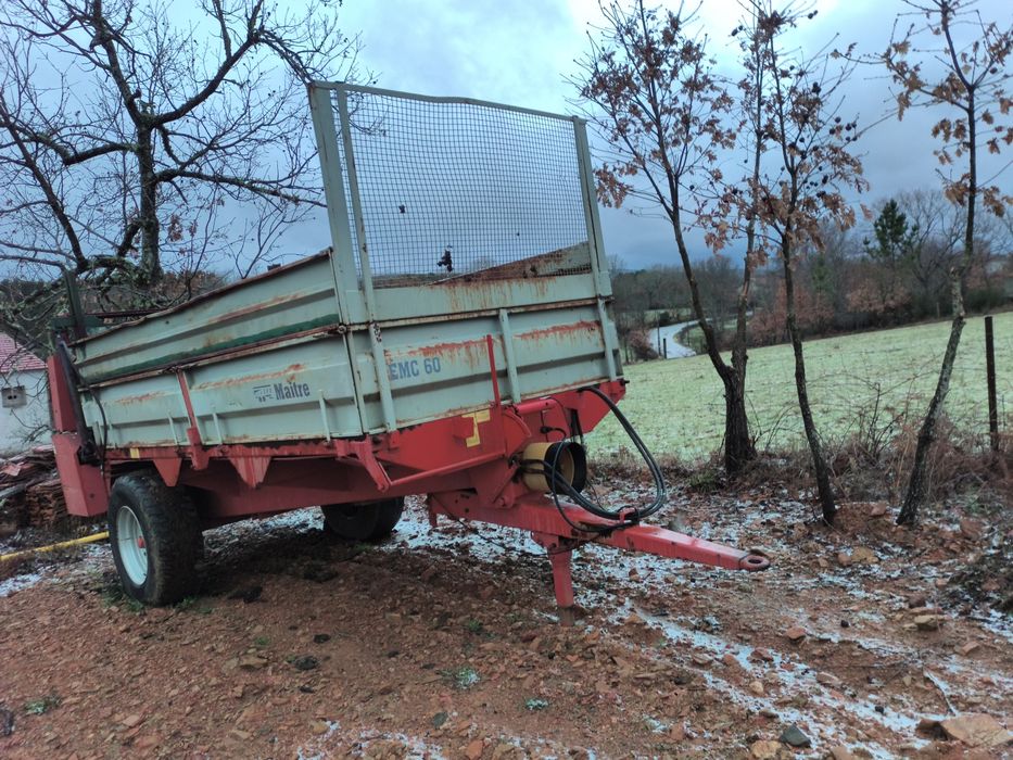 Reboque espalhador de estrume