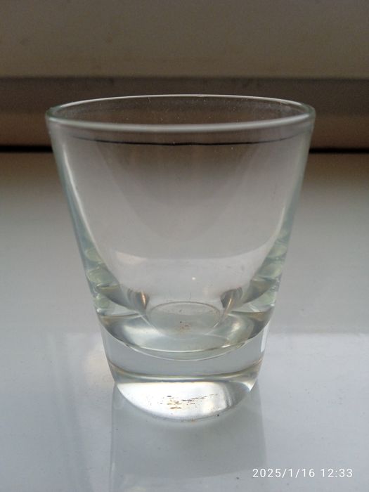 Набір. Маленькі чарочки на дерев'яній таці.