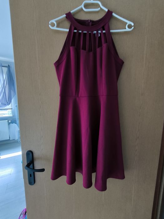 Bordowa sukienka z efektownym dekoltem Vubu