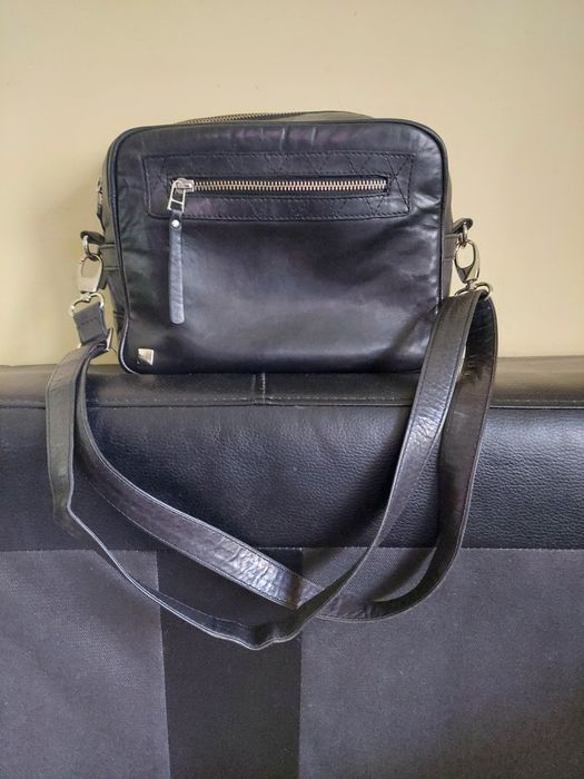 Czarny box Mako listonoszka skórzana pojemna