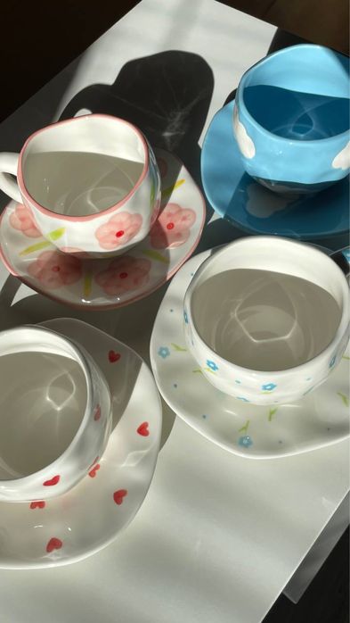 Чашка з блюдцем у пастельному дизайні