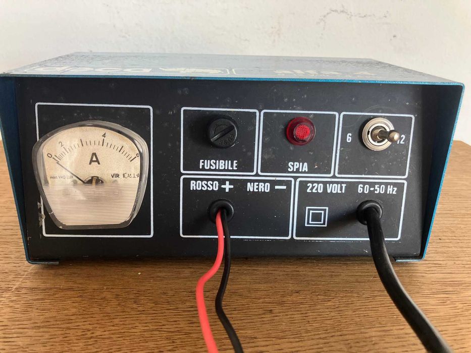 Carregador de baterias Deca Alfa 4 em muito bom estado