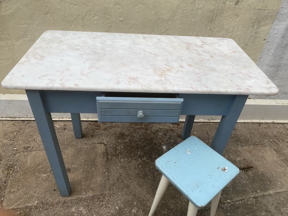 Mesa antiga com pedra marmore