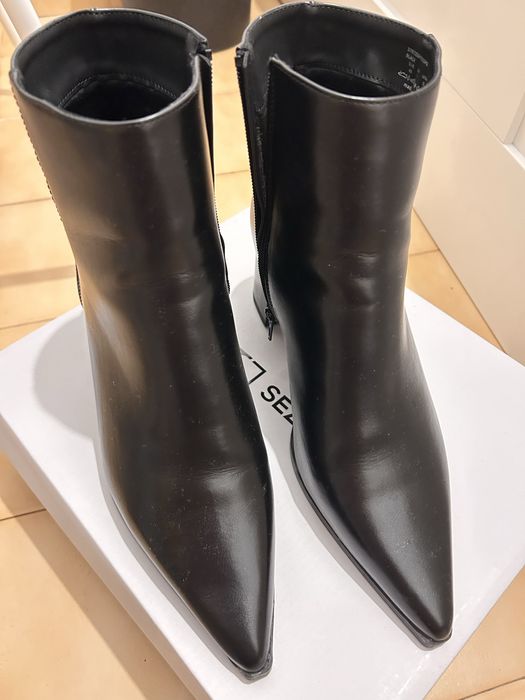 Bota de cano curto preta bico fino tam 40