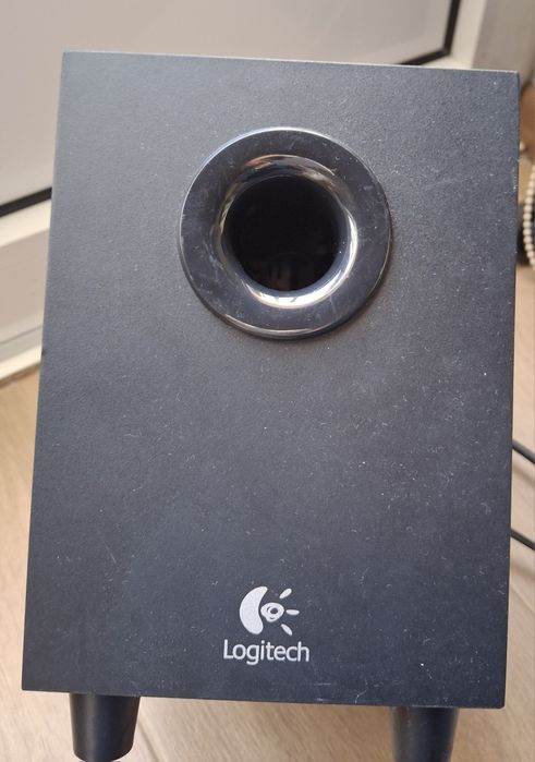 Colunas de som da marca Logitech.