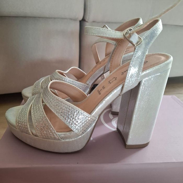 Sandalia cor prata para festa
