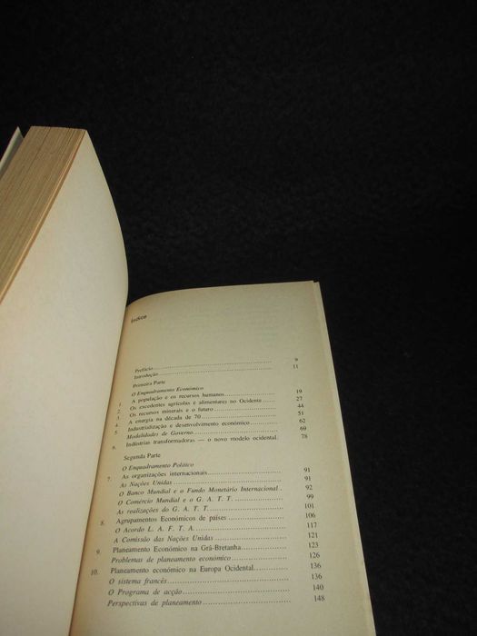 Livro Problemas da Economia Mundial Richard Bailey