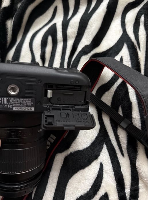 Camara canon eos 2000D